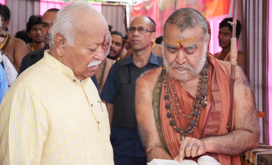 Mohan-Bhagwat-visits-Pujya-Kanchi-Acharyas-at-Orikkai