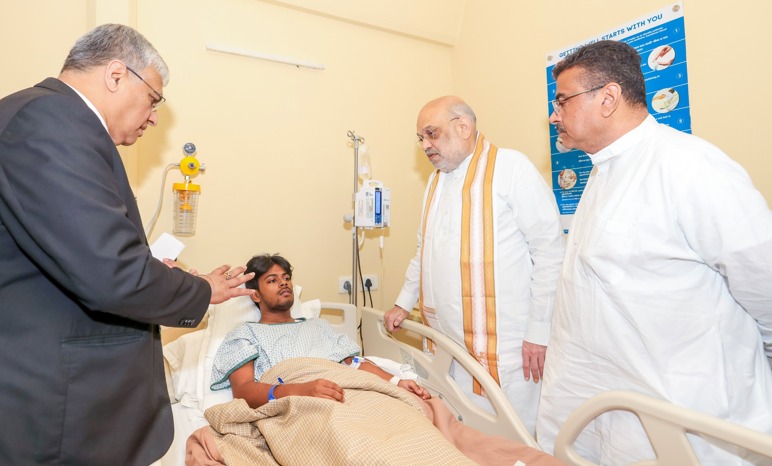 Amit-Shah-Meets-Injured-Durga-Puja-Devotees-at-Kolkata-Hospital-2026-1