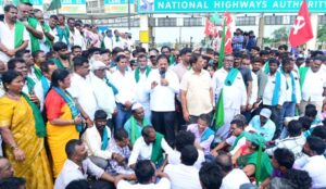 Mandya-Farmers-Protest-Sugarcane-issue-Cheluvarayaswamy