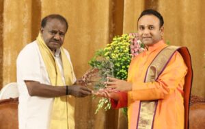 Sadguru-Sri-Madhusudan-Sai-Muddenahalli-chikkaballapur-HDK